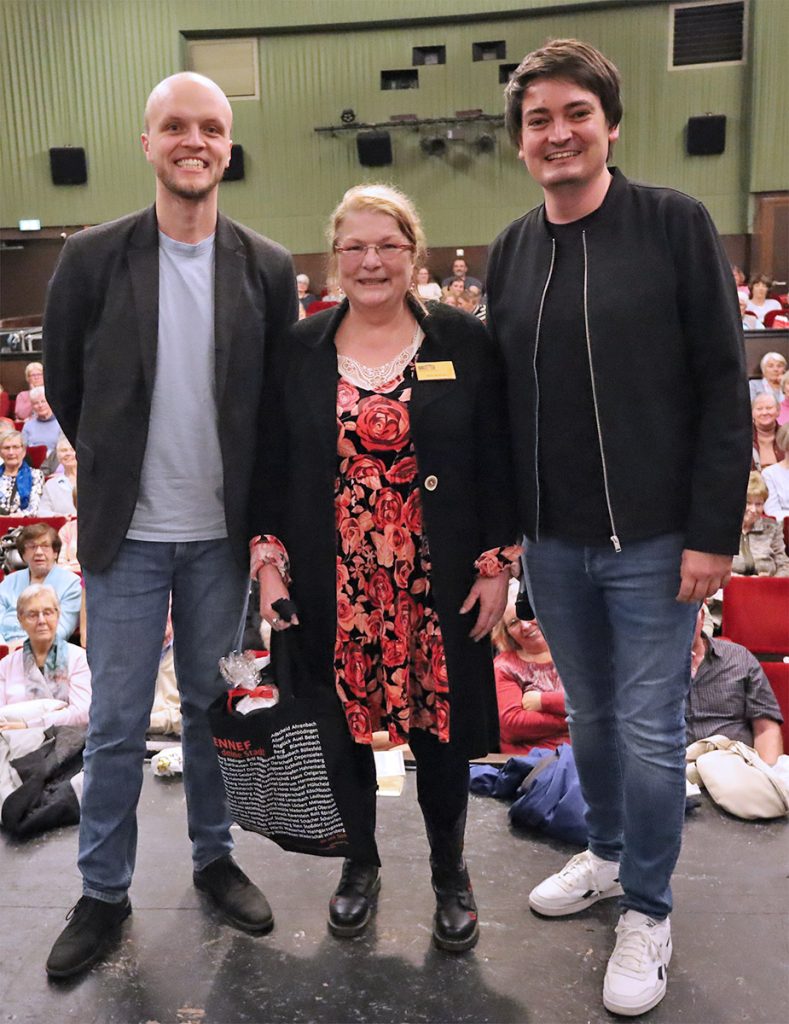 Bürgermeister Mario Dahm mit Petra Stratmann und dem Ehrenamtsbeauftragten Patrick Huhn (v.r.).