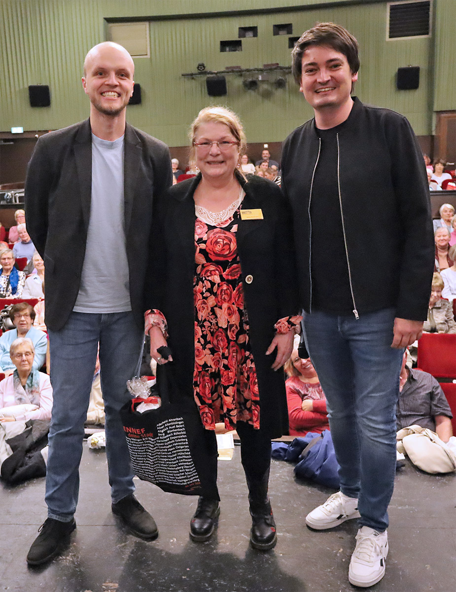 Bürgermeister Mario Dahm mit Petra Stratmann und dem Ehrenamtsbeauftragten Patrick Huhn (v.r.).