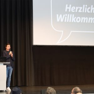 Bürgermeister Mario Dahm begrüßt das Publikum.